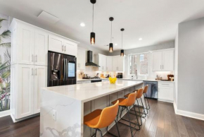 The Charlotte - Rooftop patio, King Bed, Garage Parking, Prime Location